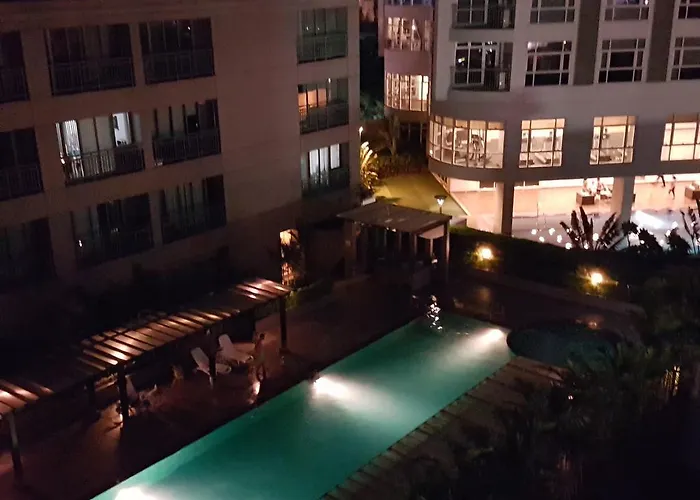 Ortigas 2 Bedroom Corner Unit With 2 Queen Across Shangrila *